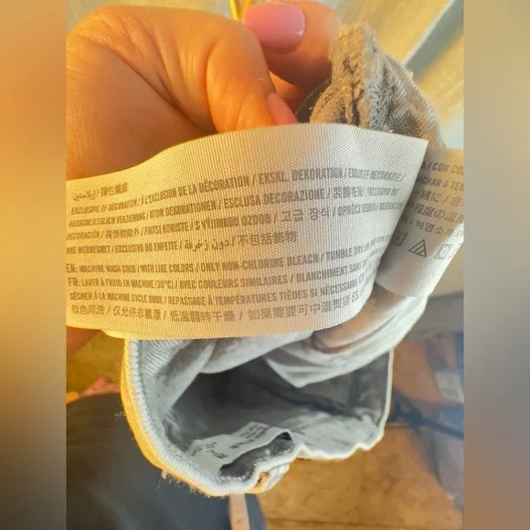 NWT Abercrombie And Fitch The Mom High Rise Jeans Acid Wash Womens size 26S/2S - Picture 10 of 12